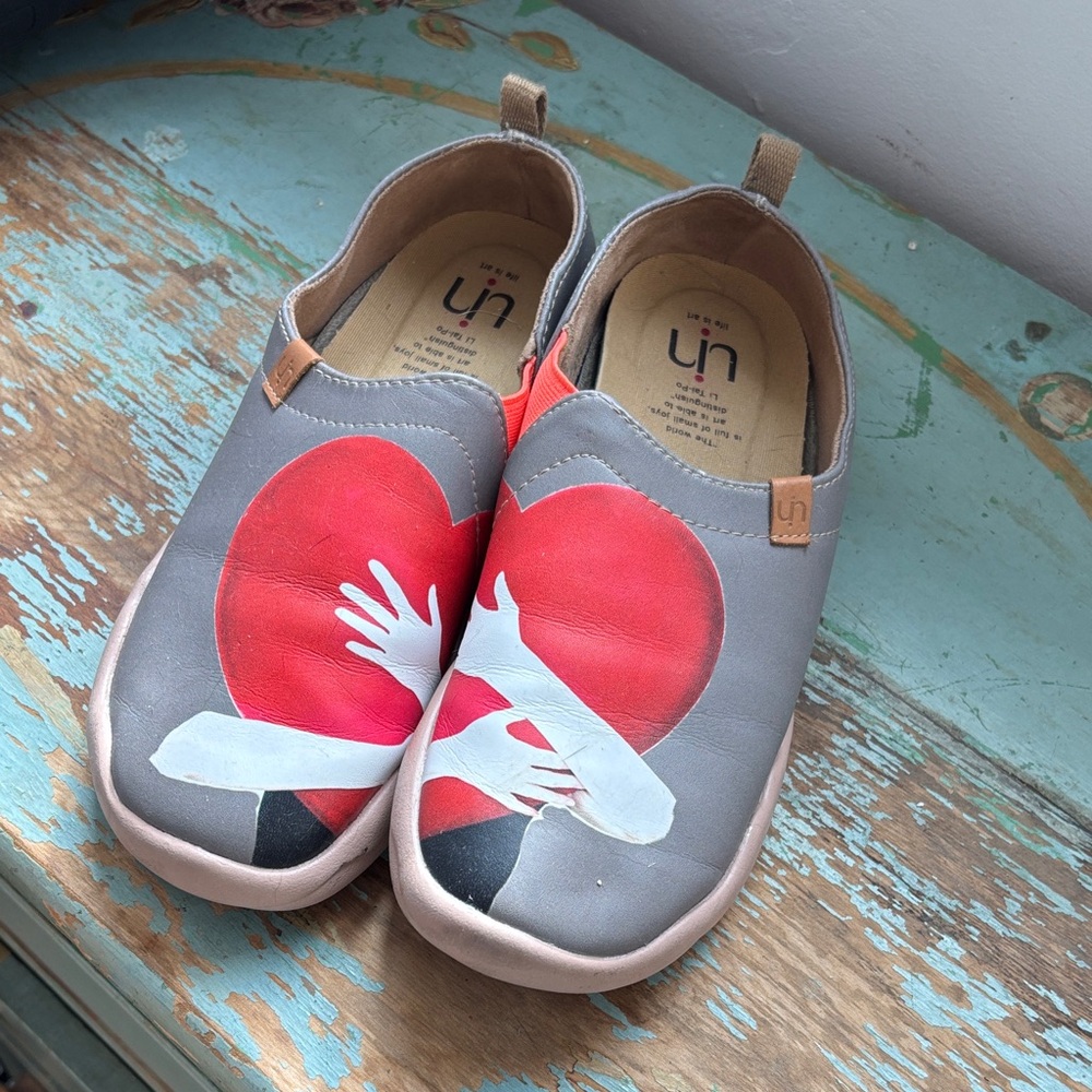 UIN Heart Design Gray and Red Shoes